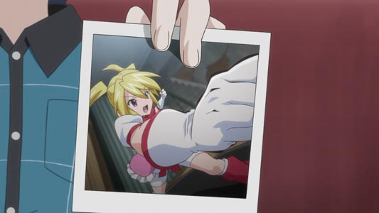 Denkigai Tamotsu 伝木凱タモツ holds a photo of a anime figure taken with a Kanada perspective 金田パース.
