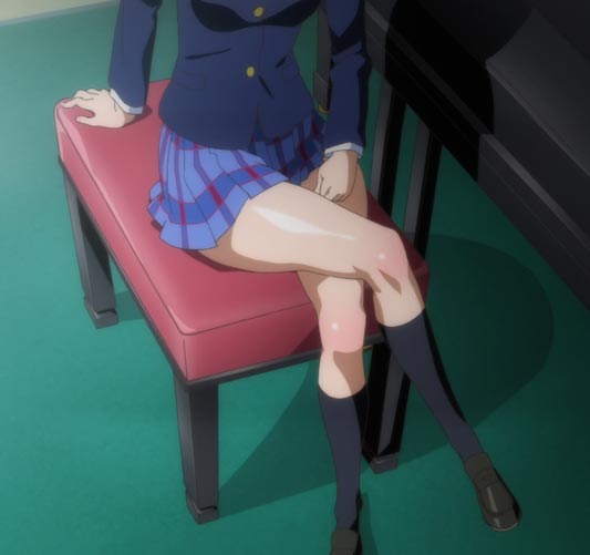 Nishikino Maki 西木野真姫, example sitting "crossing legs," ashikumi 足組み.