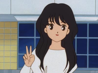Mizuki Natsumi 水木なつみ doing a peace sign.