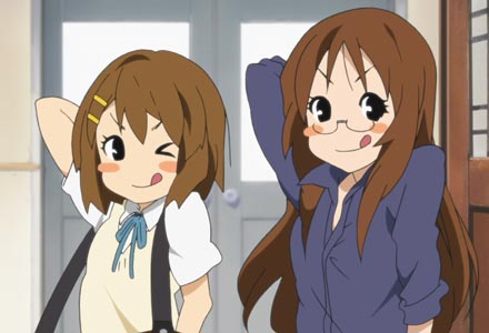 Hirasawa Yui 平沢唯 and Yamanaka Sawako 山中さわ子 striking a tehe pero てへぺろ pose.